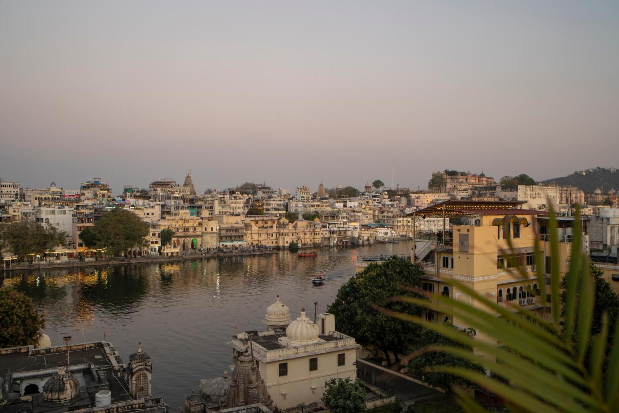 Dera Pichola- A Lake Facing Boutique Hotel أُودايبور المظهر الخارجي الصورة