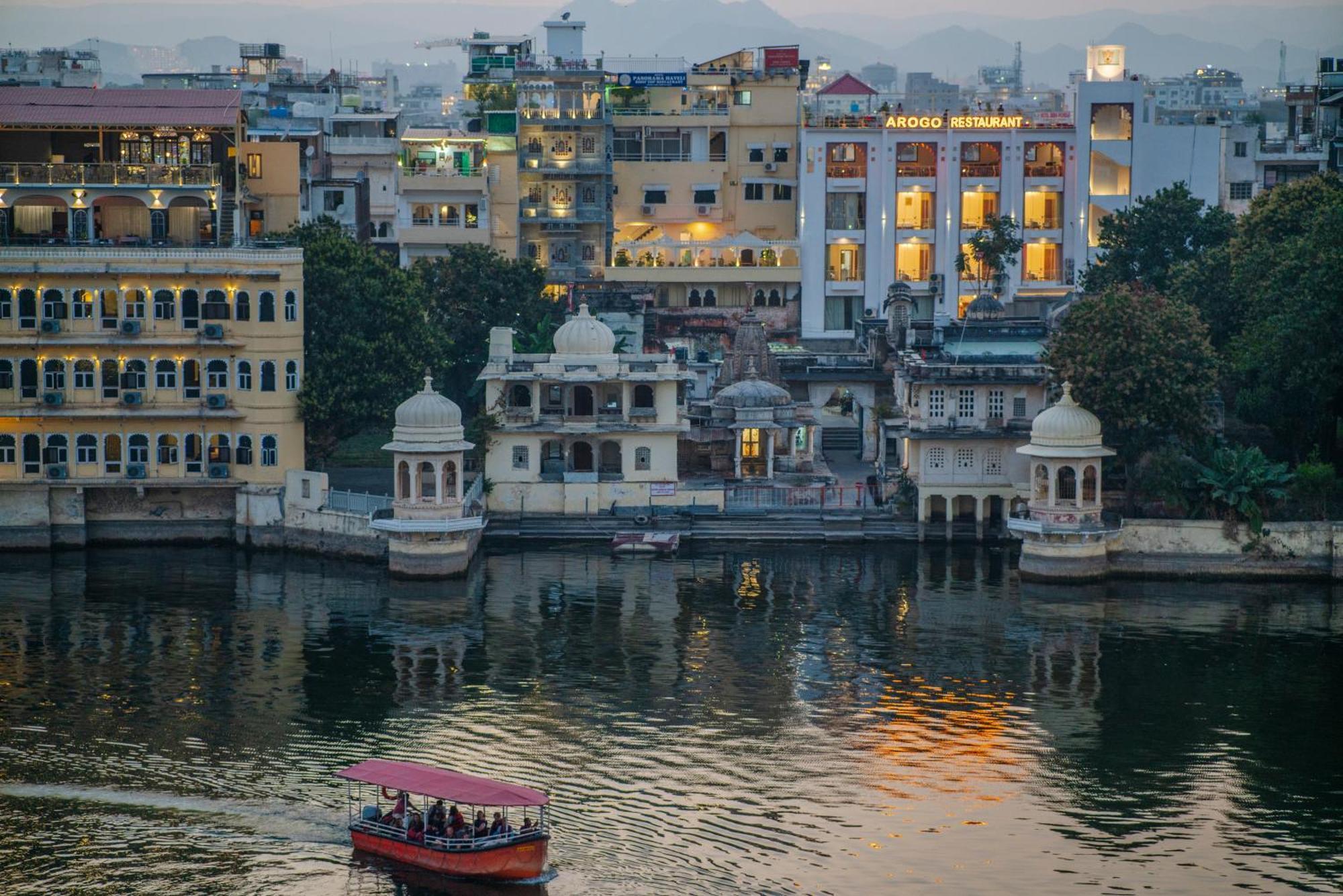 Dera Pichola- A Lake Facing Boutique Hotel أُودايبور المظهر الخارجي الصورة