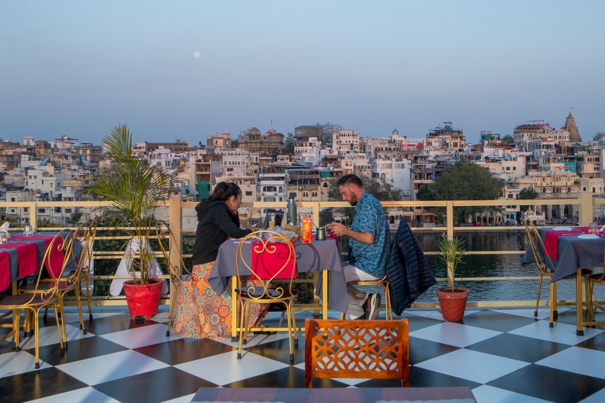Dera Pichola- A Lake Facing Boutique Hotel أُودايبور المظهر الخارجي الصورة