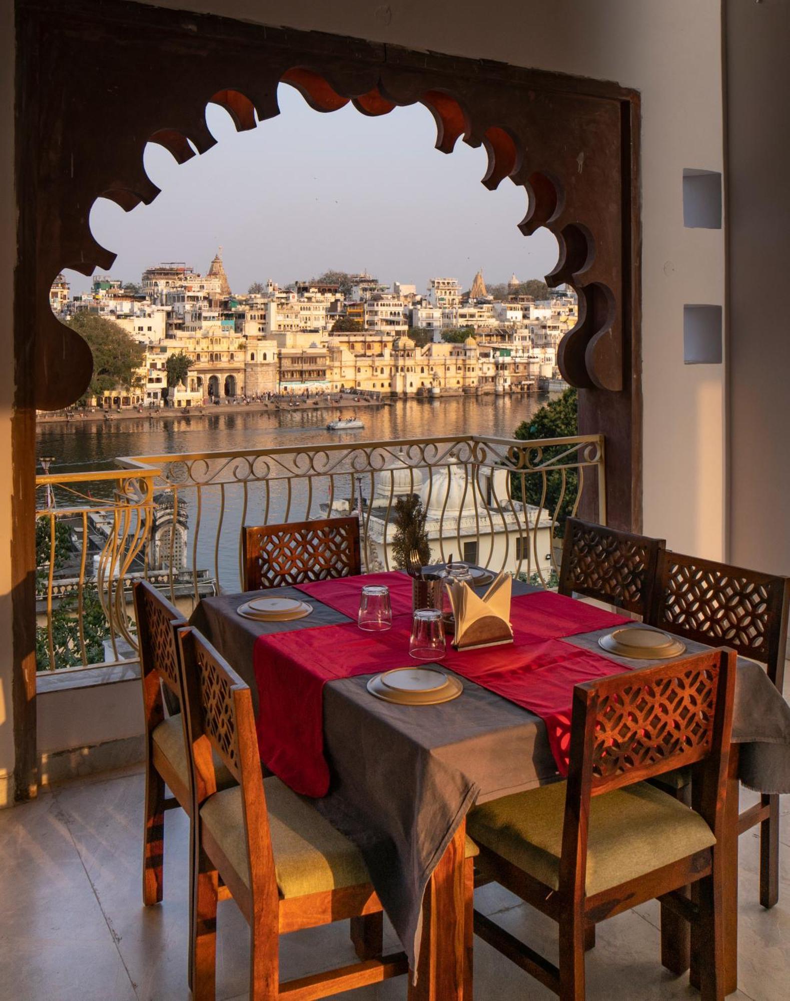 Dera Pichola- A Lake Facing Boutique Hotel أُودايبور المظهر الخارجي الصورة